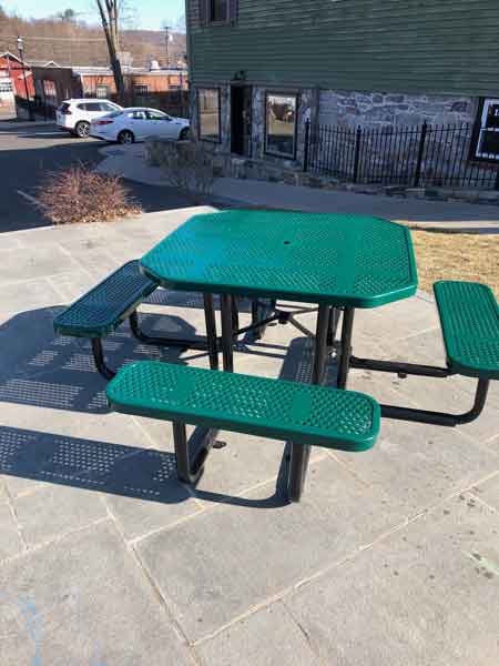 picture of picnic table